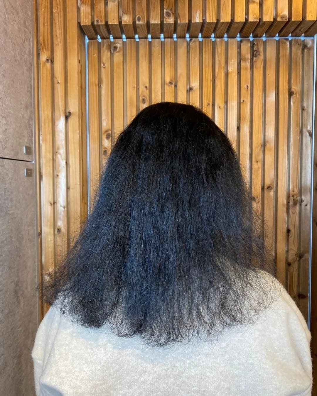 Antes: cabelo preto com volume e sem definição