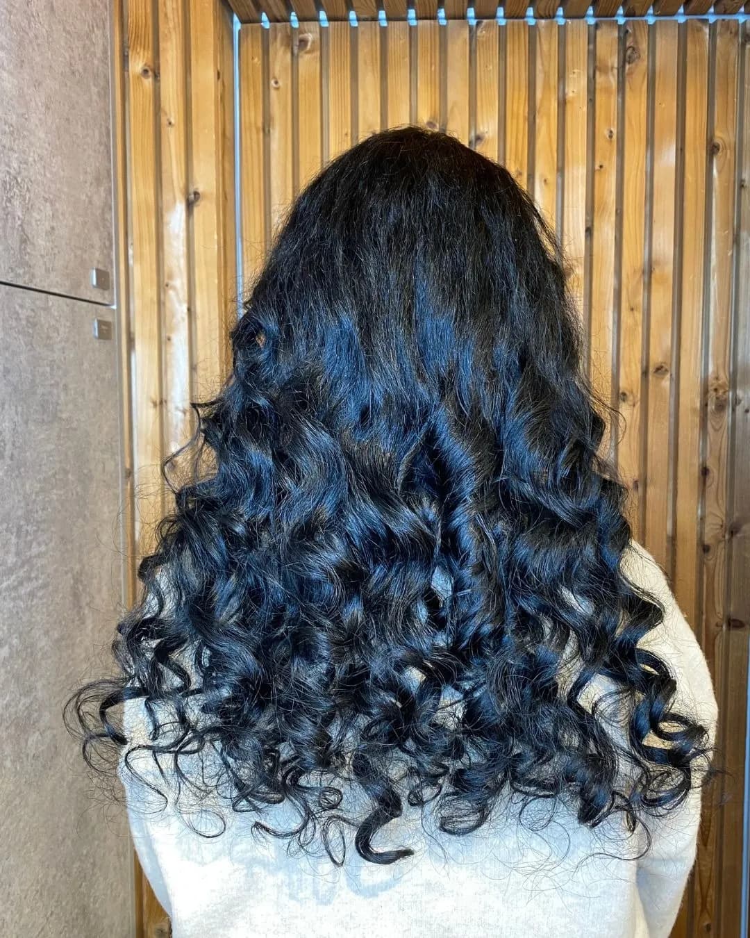 Depois: o mesmo cabelo com caracóis definidos