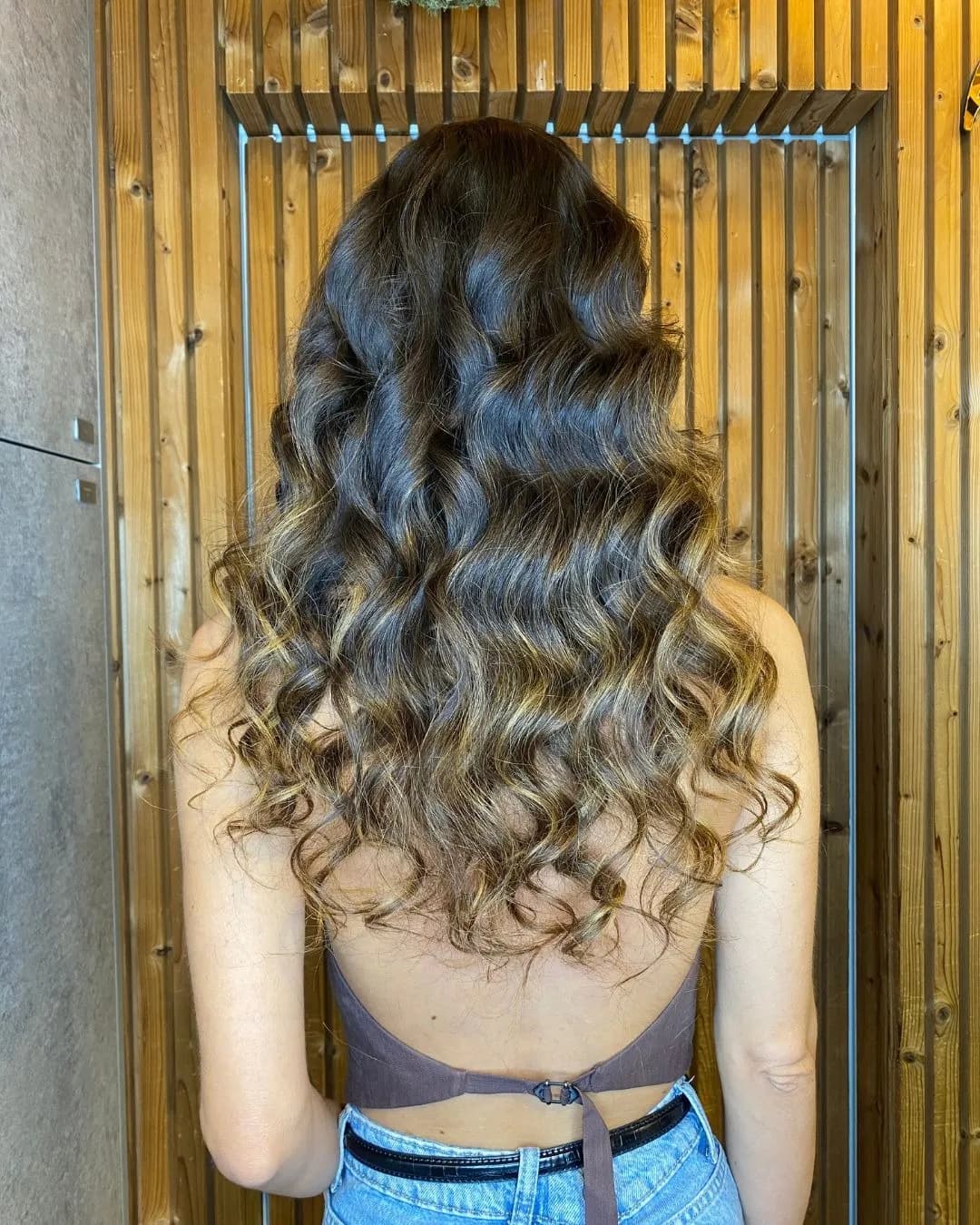 Depois: o mesmo cabelo com caracóis definidos