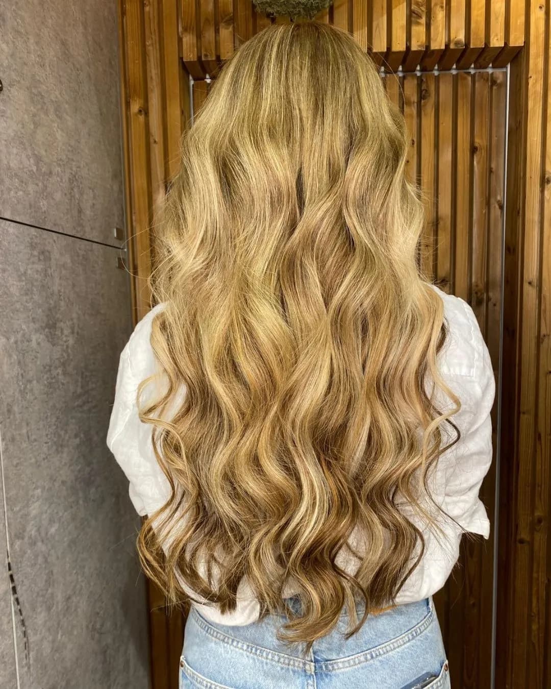 Depois: cabelo loiro com ondas até à cintura