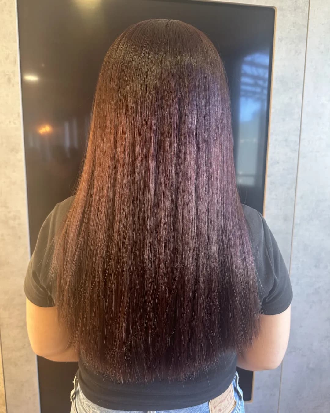 Antes: cabelo castanho comprido e liso