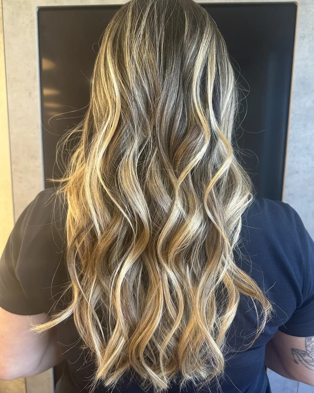 Ondas soltas em cabelo loiro com madeixas, feitas com a Curly Hair MYOS