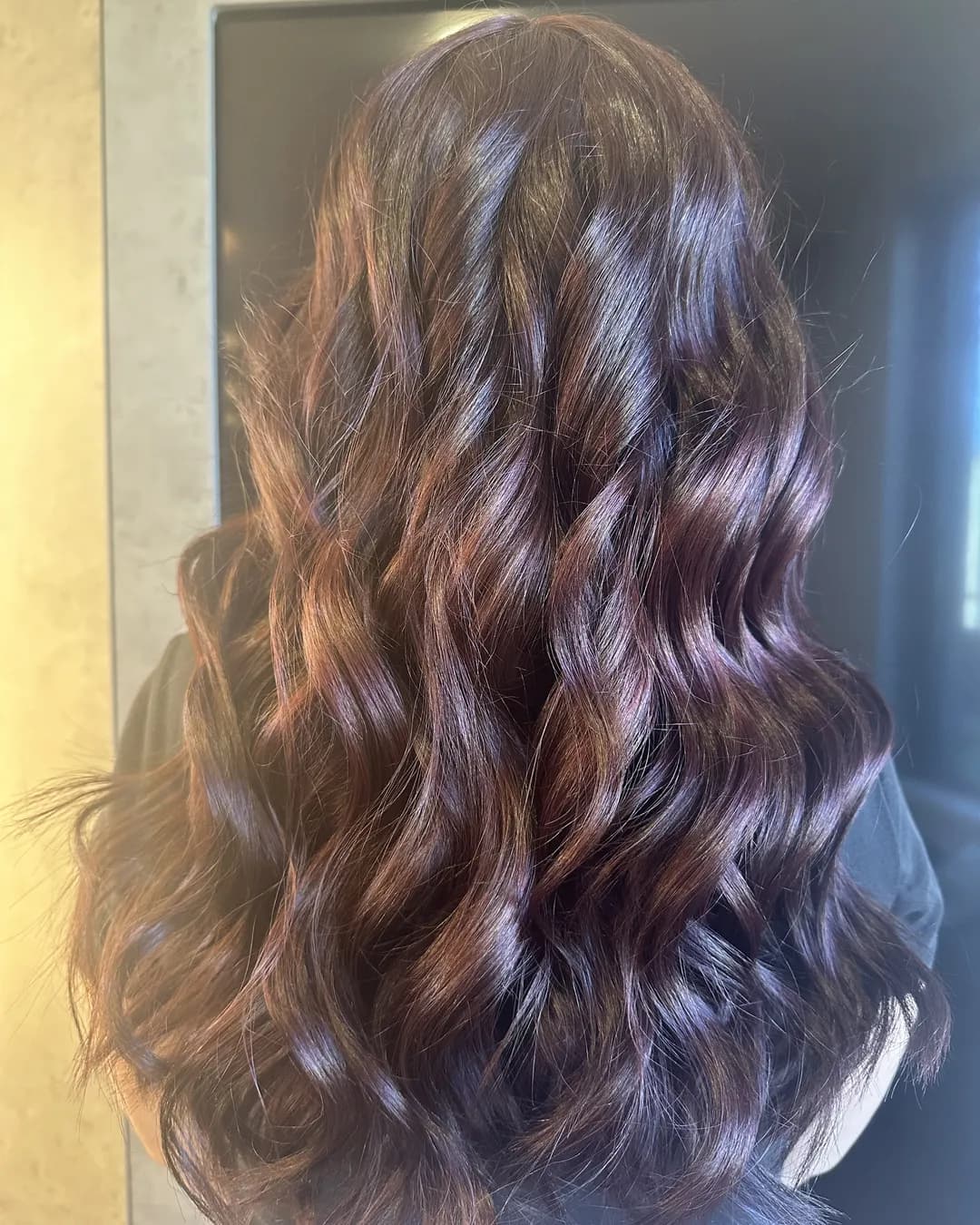 Caracóis largos em cabelo castanho, feitos com a Curly Hair MYOS